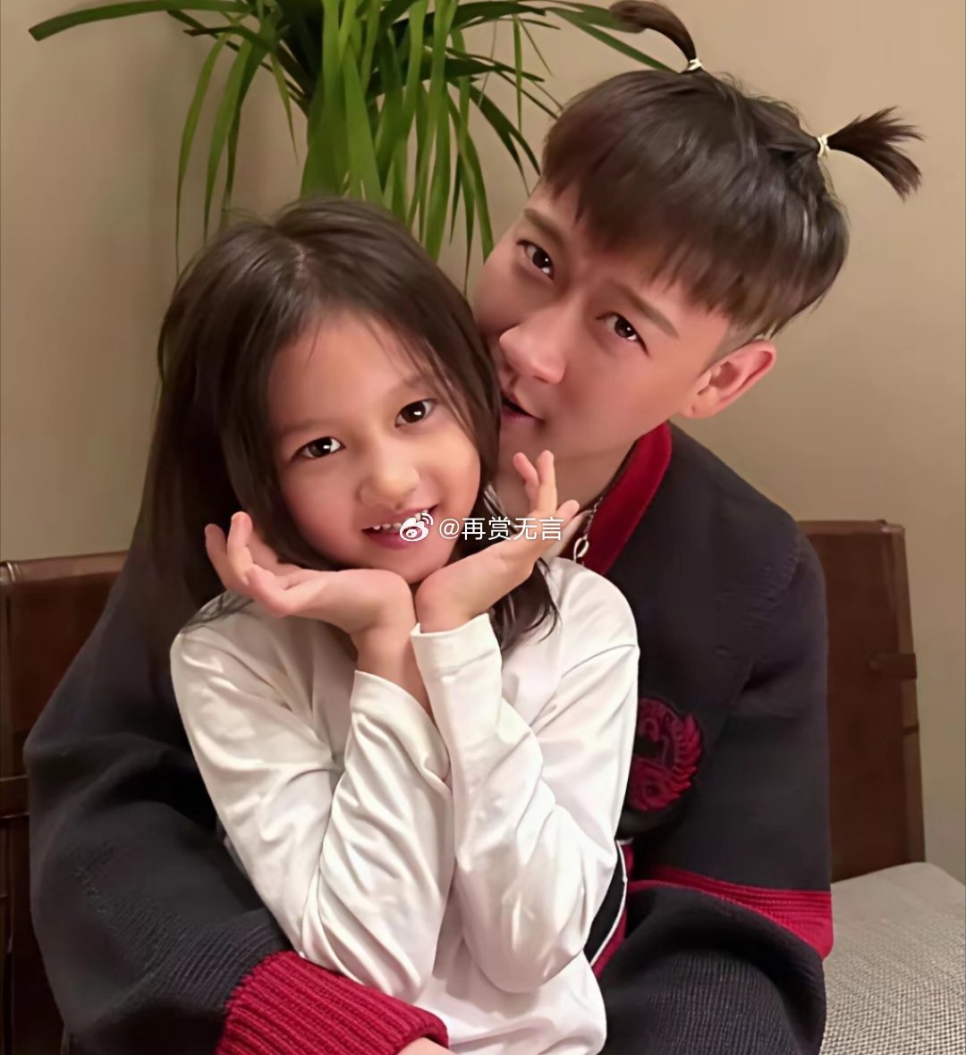 曹云金6岁的女儿好萌，一双大眼睛又黑又亮！和爸爸妈妈在一起都超开心，画面超有爱。
