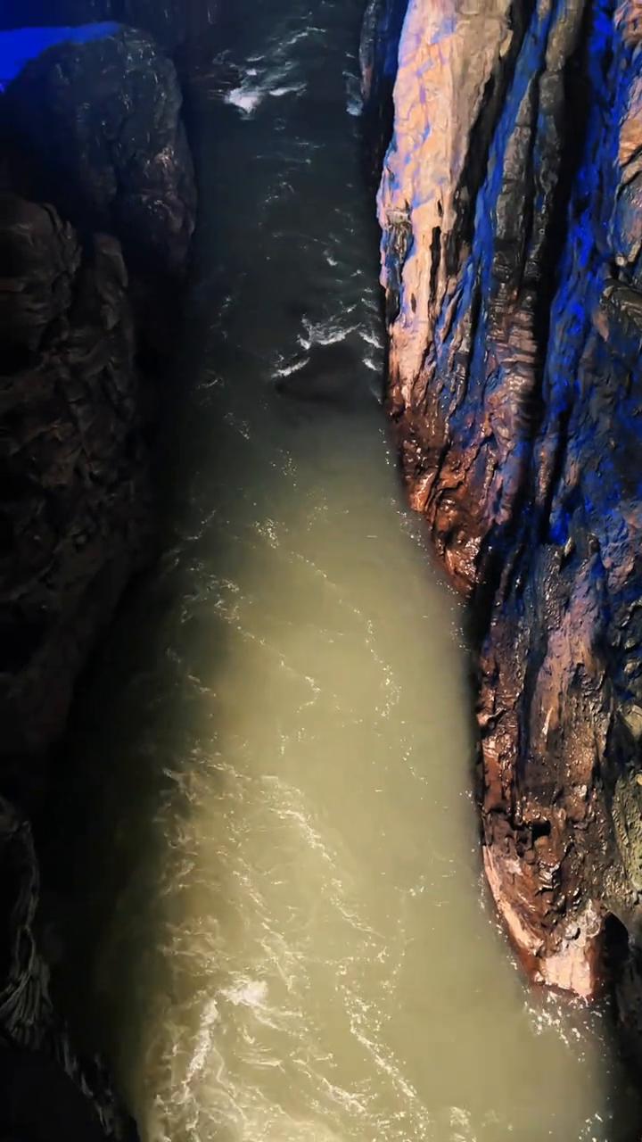 这里就是亚洲最大的地下暗河，八百里清江最神奇的一段。一个巨大的山洞犹如巨龙张开的