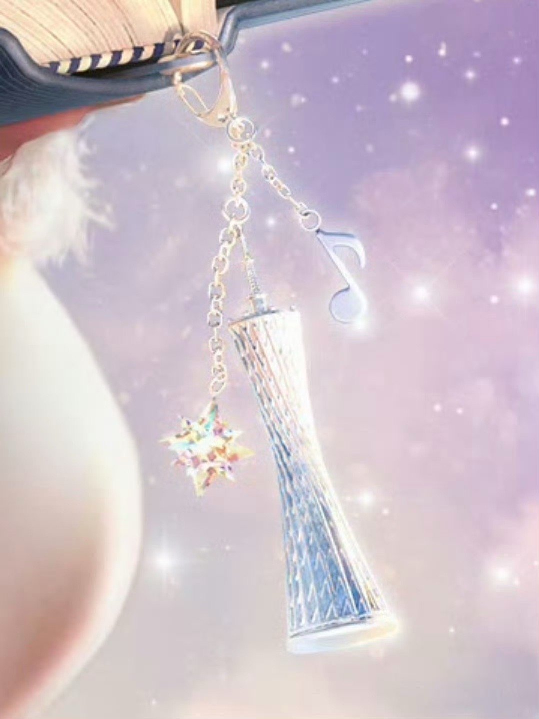 周深细节控周深到底藏了多少秘密在演唱会海报里？GZ只是开始，翻页有狮子头，书