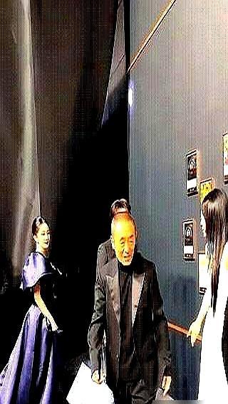 张艺谋当着所有镜头，手指一伸，直接把杨幂从C位旁边“请”了出去。旁边的姚安