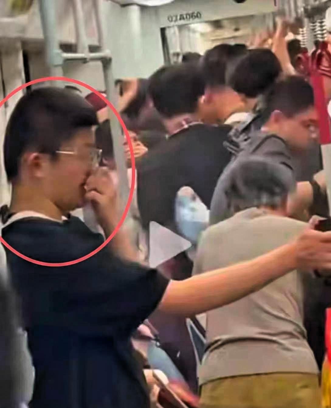 4月30日，广州地铁3号线上，有黑衣男子在车厢内对着人群狂喷辣椒水，刺激性气味快