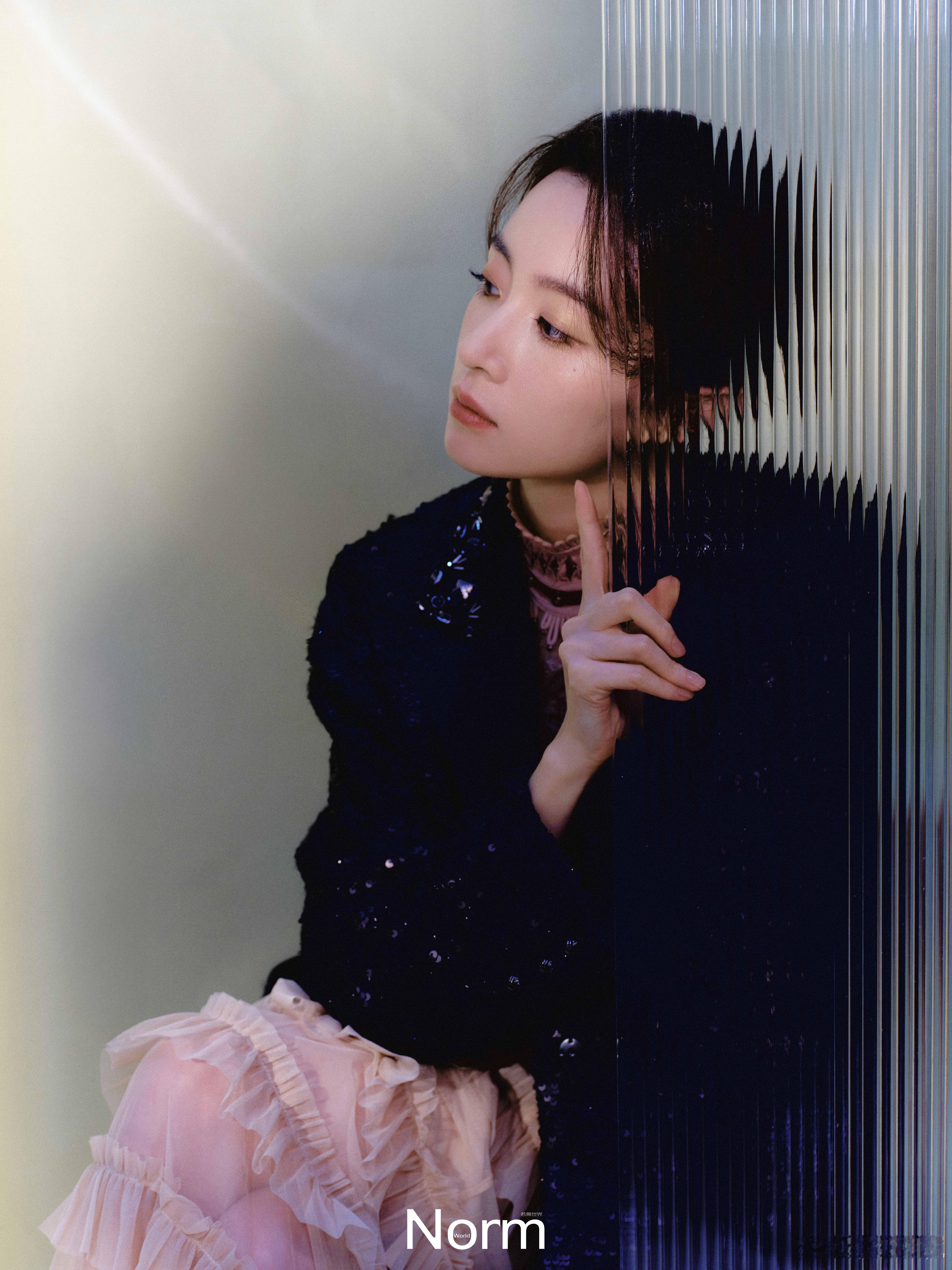 谁懂啊！胡冰卿登NORM杂志十一月封面，这个风格太适合她了，眼前一亮的感觉，清冷