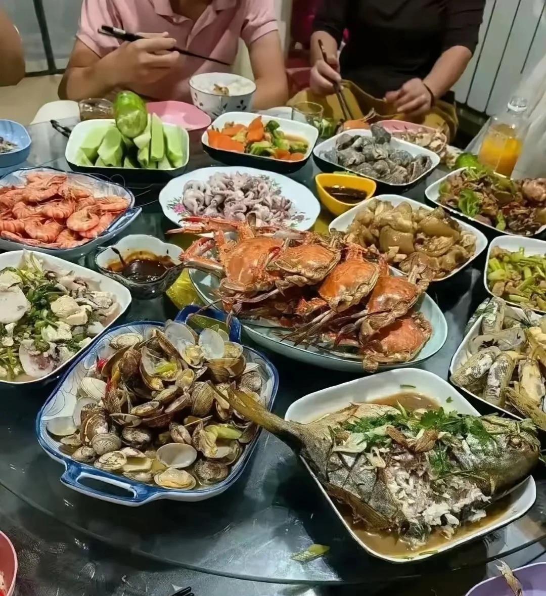 黄晓明的家乡果然是在青岛，靠近海边的地方，看看饭桌上全是海鲜啊，都是我爱吃的啊
