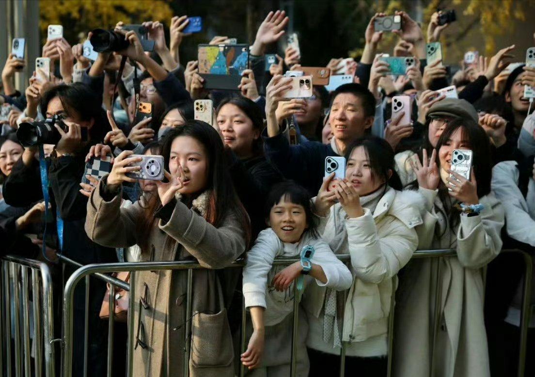 看看川大的学子，都是用的什么手机？在拍摄马克龙的时候，川大的学子太给力了，画