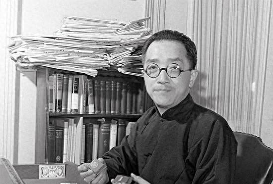 1957年2月16日毛泽东在怀仁堂宴请知识分子代表时，就胡适的是非曲直和功过，说