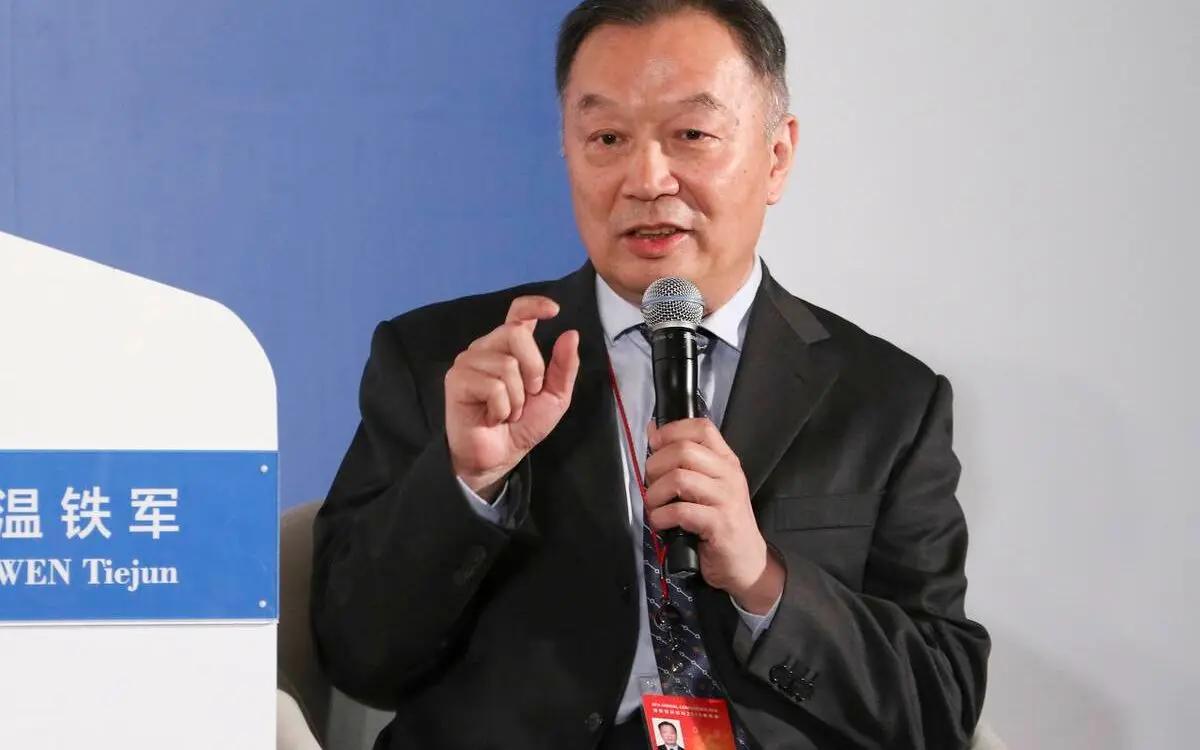 温铁军教授那句话振聋发聩：国有资产是几千万先烈用命换来的，属于全体人民。谁想把它