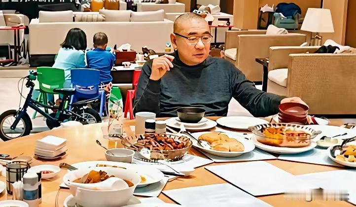 香港超级富豪刘大佬的午餐，山珍海味高档佳肴应有尽有，可是刘先生似乎是没有什么胃口