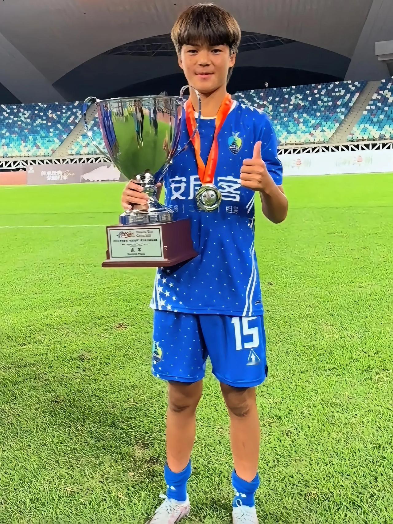 董路没吹牛，15岁的福建泉州小伙儿刘凯元果然加盟西甲俱乐部梯队，其父透露拿到的是