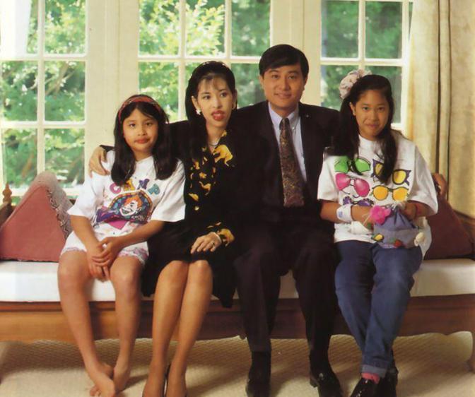 诗丽吉王后年轻时虽漂亮，但生得的女儿不好看。朱蓬拉公主虽丑，但她生的女儿可爱又好