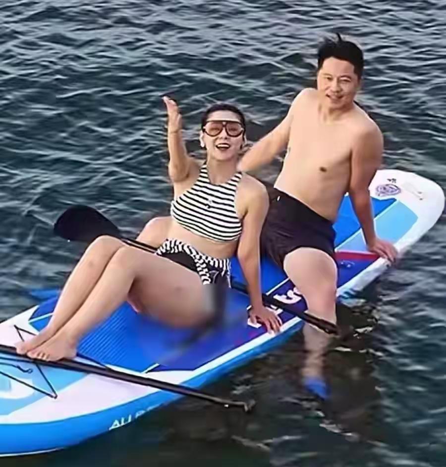 王雷李小萌夫妻海边度假太浪漫啦！就是感觉李小萌发福不少啊！这两口子不知道最近在干
