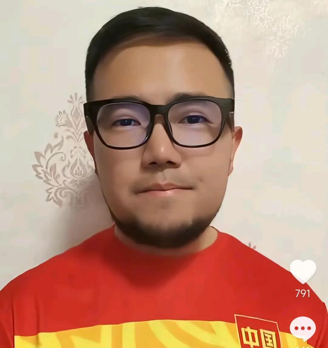 潘伟力在直播间谈到了重庆铜梁龙球迷比较关心的问题。他表示,重庆铜梁龙的队长向余