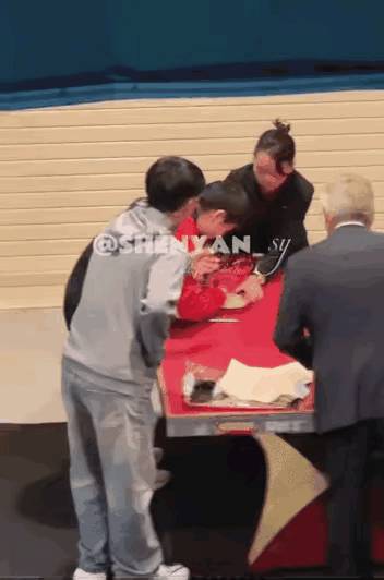 一觉醒来，发现巴赫又给莎莎送礼物啦！莎莎夺得混双冠军后，巴赫去祝贺莎莎，嘘寒问