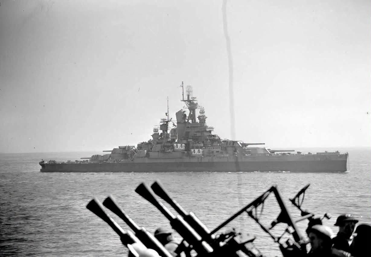 1944年6月25日，美国海军“内华达”号战列舰（BB-36）在法国瑟堡周边德军