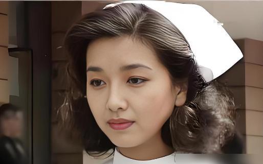 江珊放着顶流靳东不嫁，转头嫁了个被骂货车里爬出来的男人！你想想，当年靳东正处在