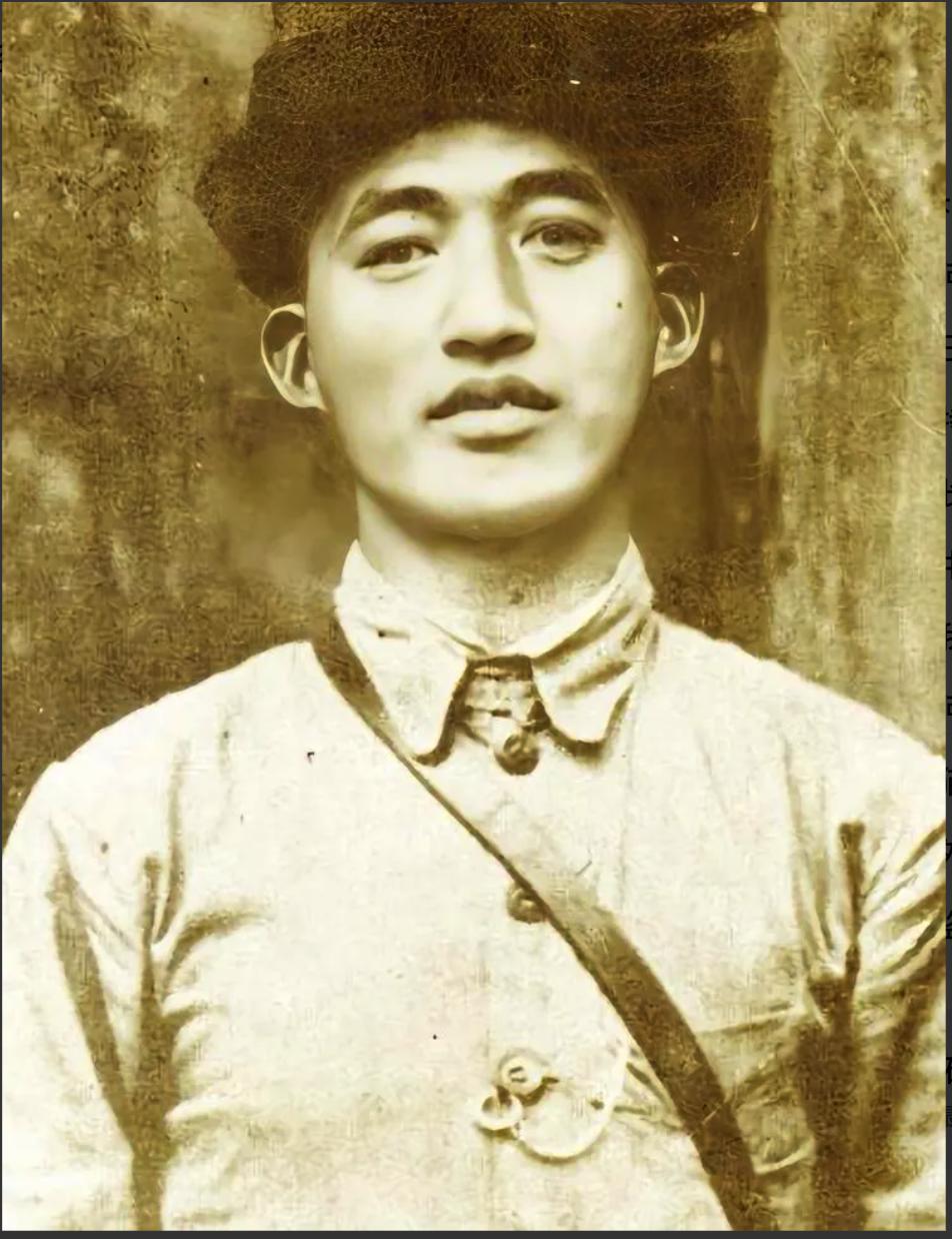 1933年深秋，大别山脉寒意刺骨。红25军军长吴焕先率领部队突破敌人封锁，