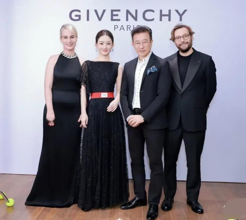 纪梵希对视后赵丽颖的待遇不是很高，她现身纪梵希彩妆活动时穿的那条裙子，网红Lul