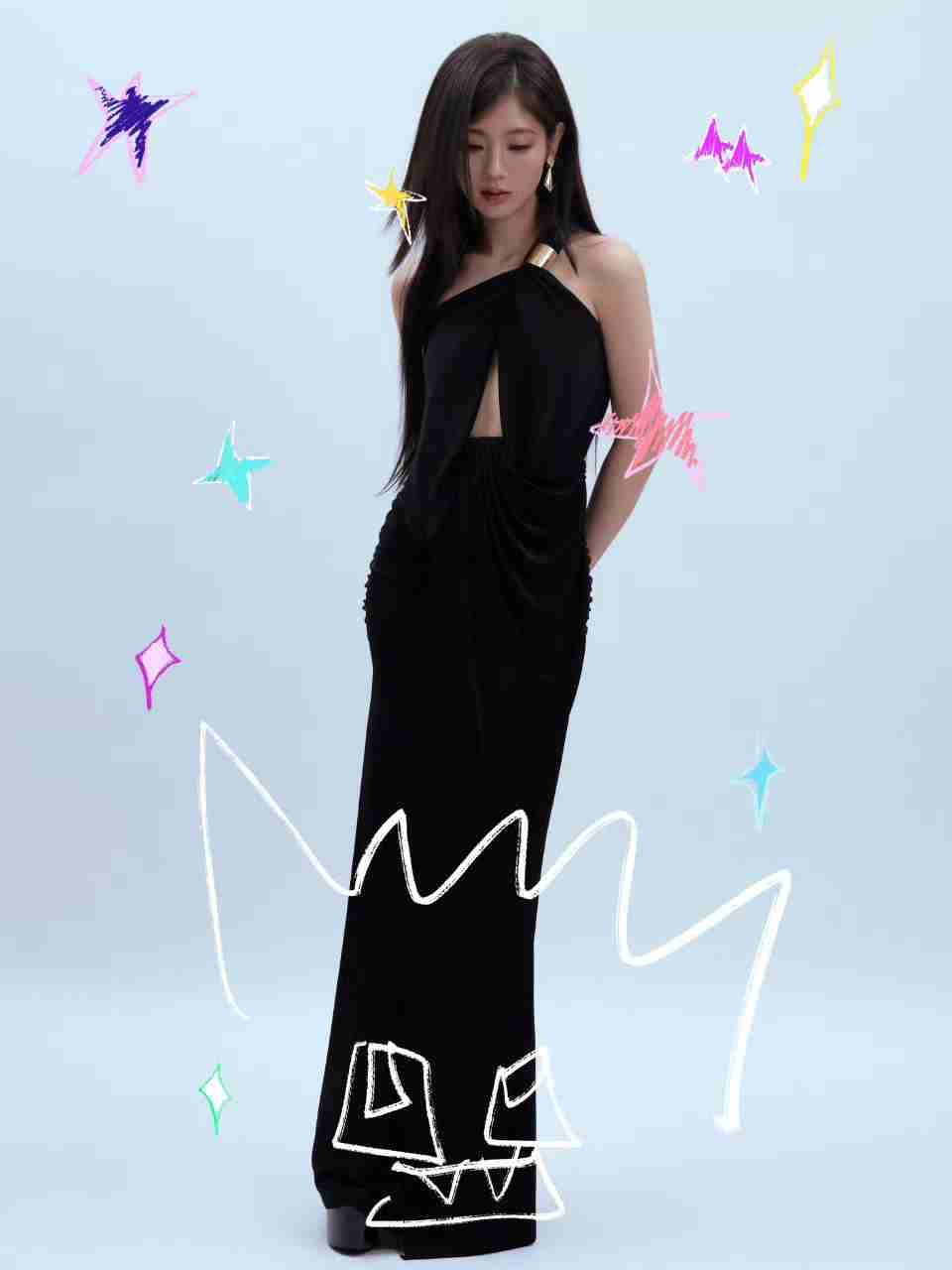 曼妙黑裙，演绎复古优雅。@邢菲_倩影翩翩，绽放冬日芳华。​​​带定位晒今日