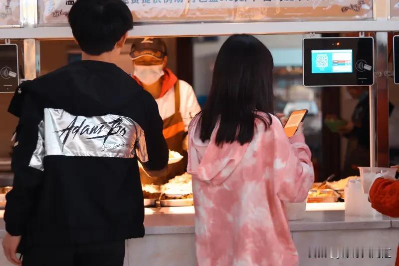 外卖员取餐时，有效沟通很重要。到餐厅先礼貌打招呼，“您好，我是美团外卖配送员，来