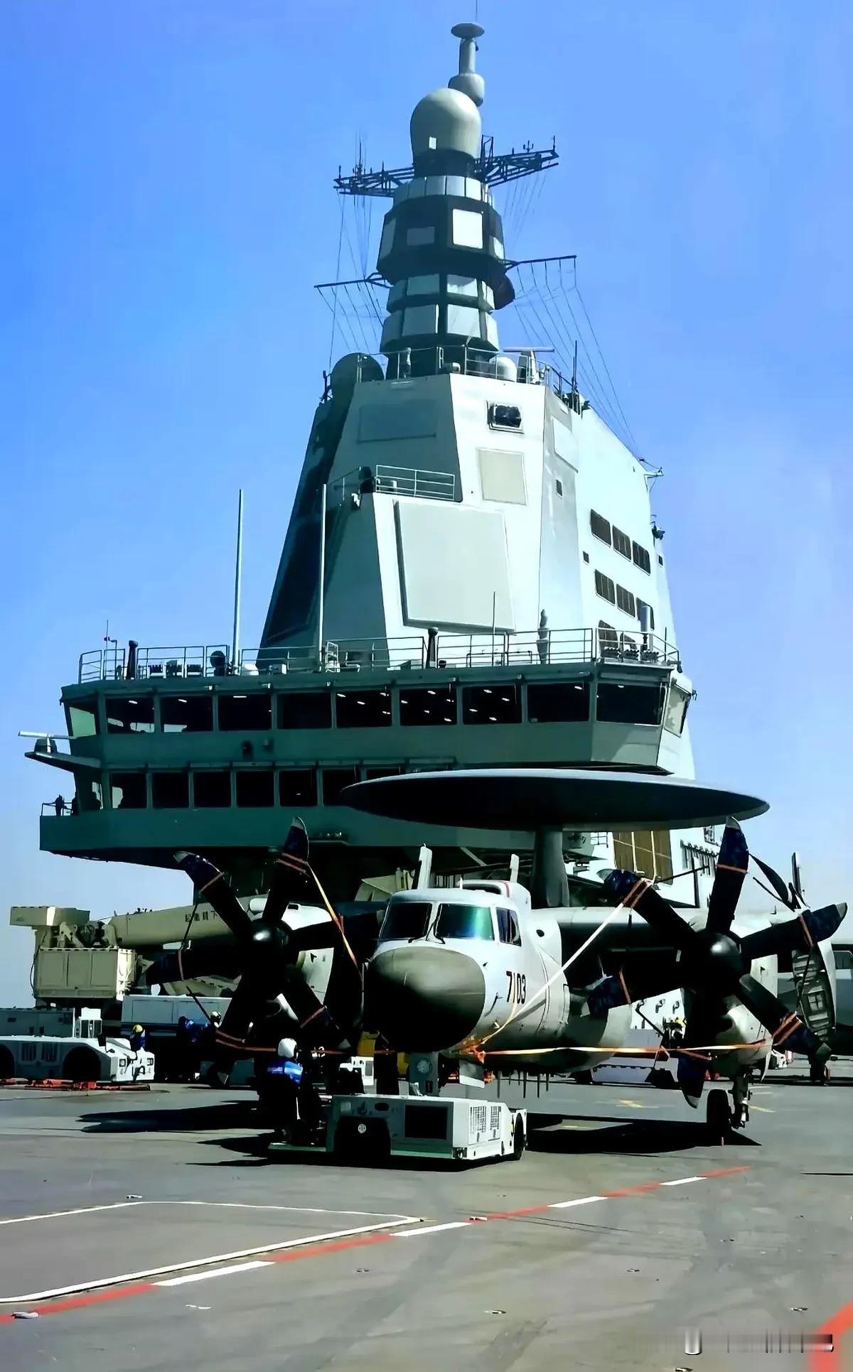 被五花大绑的空警-600。中国的舰载预警机是六叶桨，美国的是8叶桨。就是桨叶