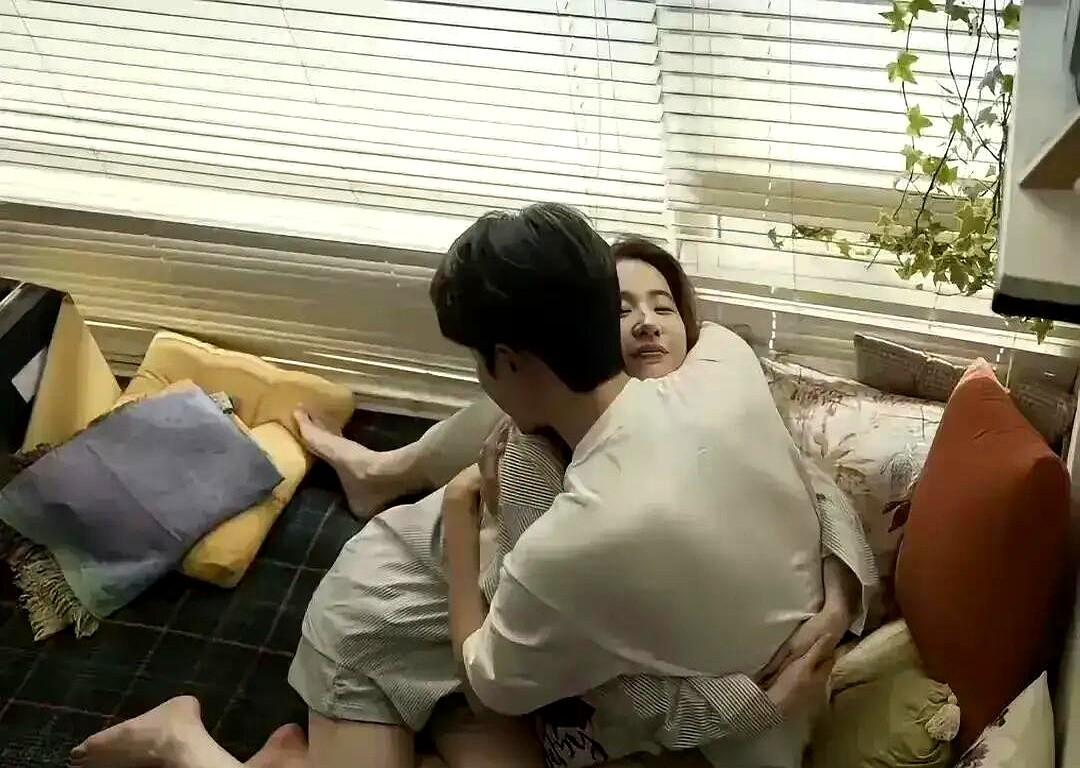 拍亲密戏前，有人狂嚼大蒜盖味儿，还有人直接拿抱枕挡！别不信，彭冠英跟刘亦菲拍