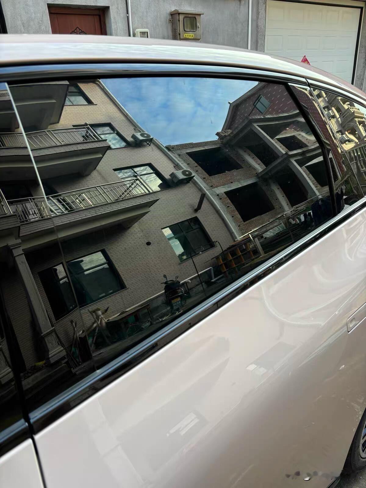 乱七八糟的太阳膜到底浪费了多少钱买车一个多月，车里的小玩意都置办的差不多了，今