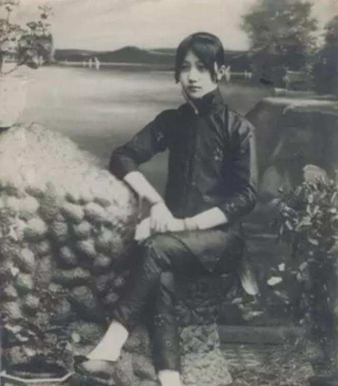 1914年，27岁的蜀军都督爱上14岁青楼女子，管事的要3万赎金，他正要付钱，却