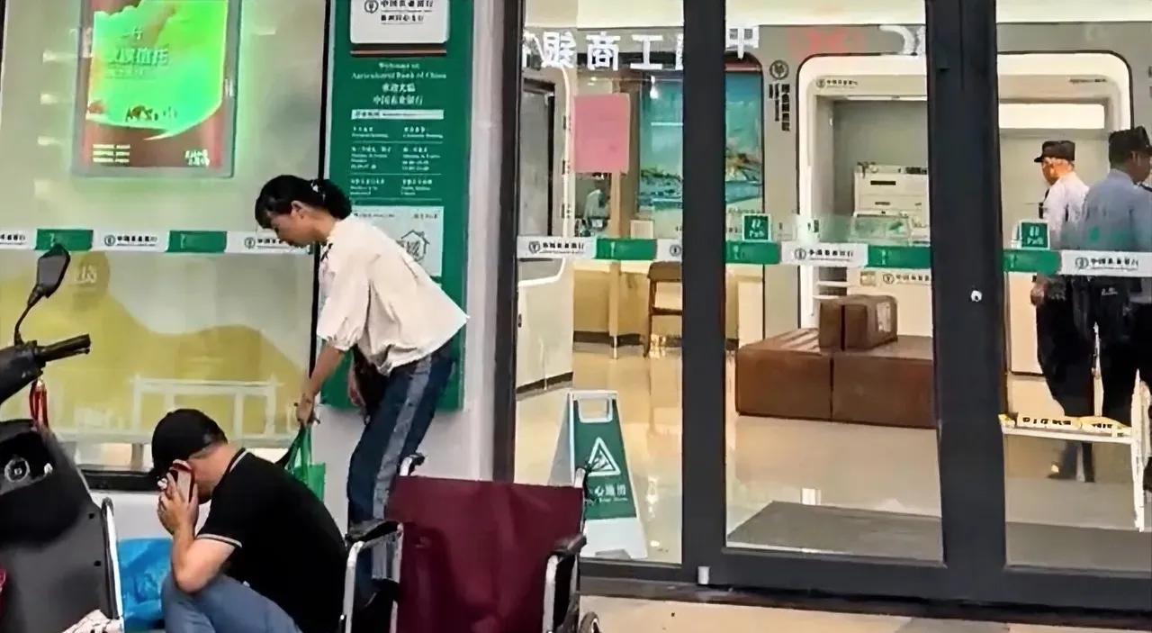 银行意识到错了，晚了！5月14日，一位病重的妇女被抬到株洲一家银行取钱，经过1