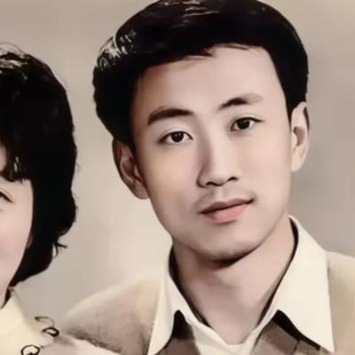 1977年，知青刘小勇考上大学，准备出发去报到，农村女友红着眼，紧张道：“你，你