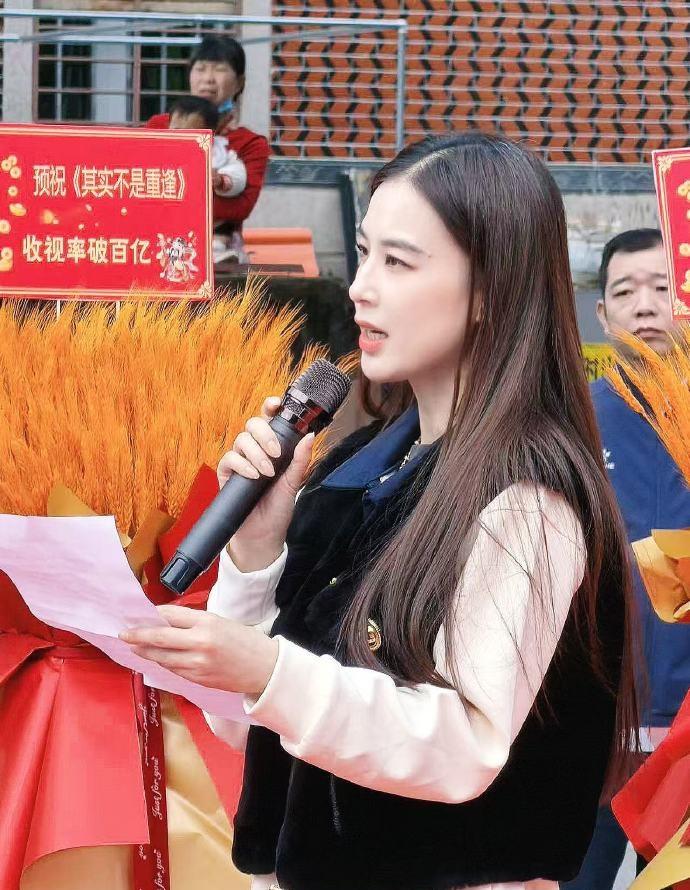 今天黄圣依在出席新剧开机仪式的时候搭配的很有潮流时尚感，气质也不错，仿佛从未变老