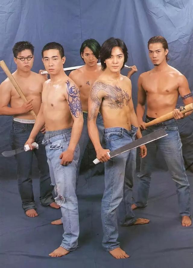 香港经典黑帮题材系列电影《古惑仔》中郑伊健扮演的陈浩南剑眉星眸，英武挺拔，神仪明