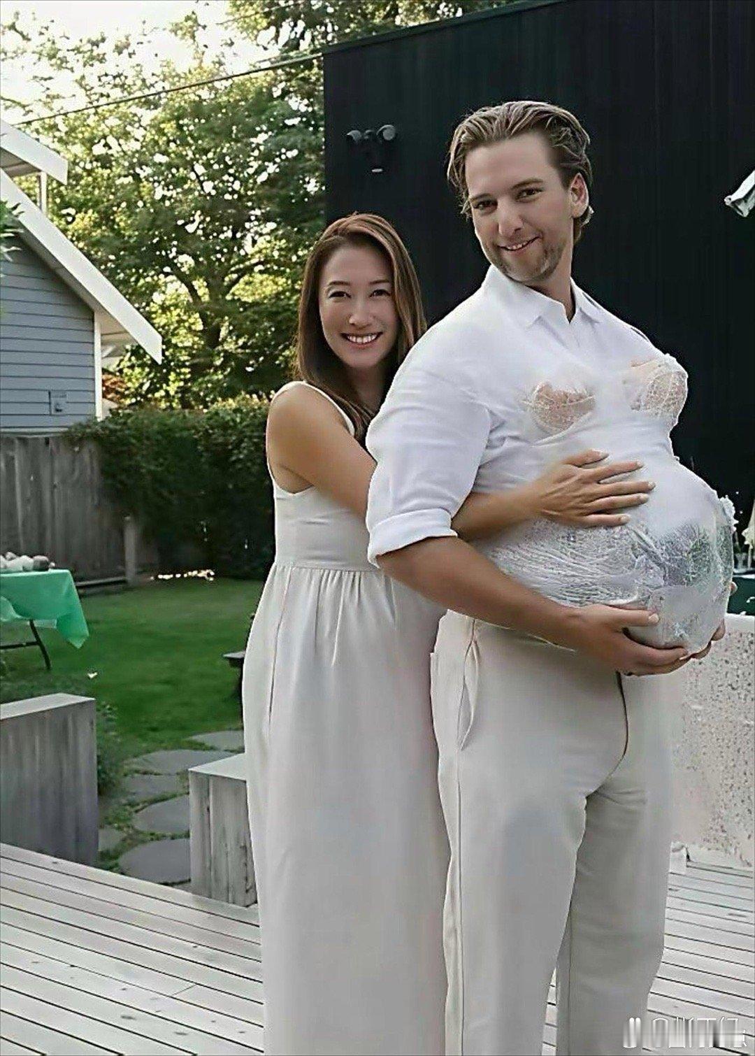 这竟然是谢霆锋的妹妹？她满脸笑意，看起来状态特别好，满满的幸福感都要溢出屏幕了，