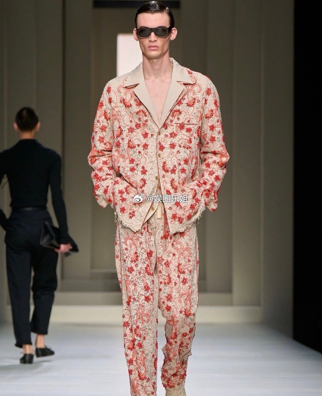 花朵元素正从男装的点缀演变为核心元素，正在系统性地改变设计规则，传统的色彩禁忌被