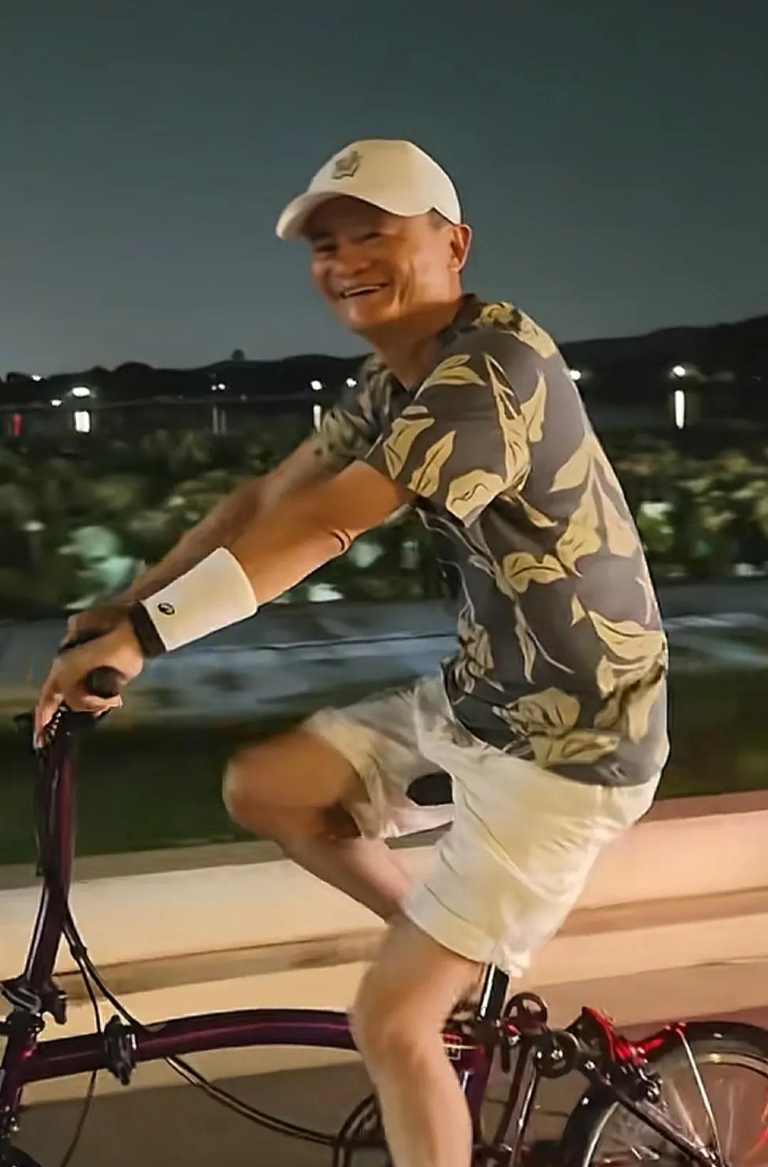 没想到富人的生活也可以这么接地气，老远就看到有点像马云，走近一看，果不其然还真是