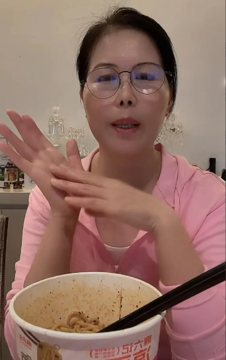 看来小杨阿姨和大S关系确实挺好的！小杨阿姨说，我在前老板娘家那么多年，我是汪总带