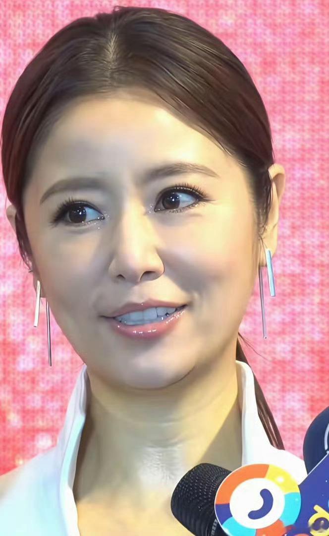 50岁的林心如高清怼脸照太能打了，好奇她到底怎么保养的，这么大岁数还能这么漂亮