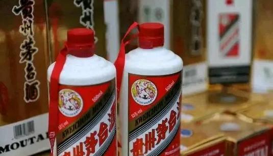 1979年茅台才卖八块钱一瓶，工薪族一个月四十块，正好能拿下五瓶。在布票、粮票