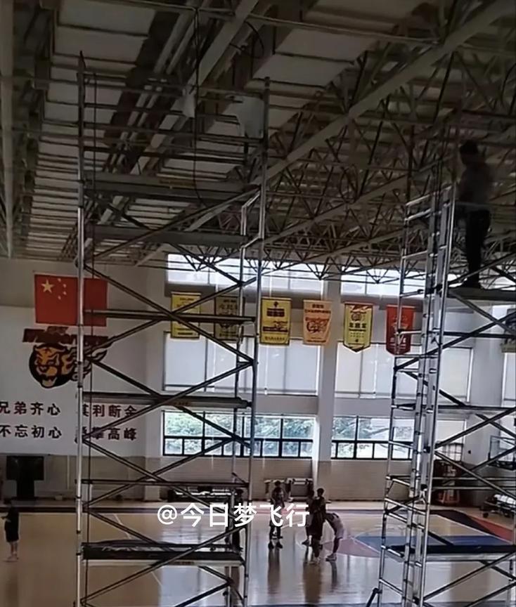 广东队训练基地升级改造工程正在铺开！近日座落在东莞南城运河旁的广东宏远训练馆正