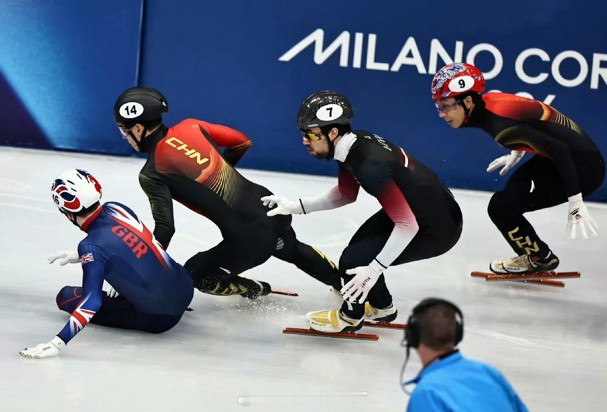 英国选手撞倒孙龙刘少昂米兰冬奥会短道速滑男子1500米决赛，英国选手特雷西犯规