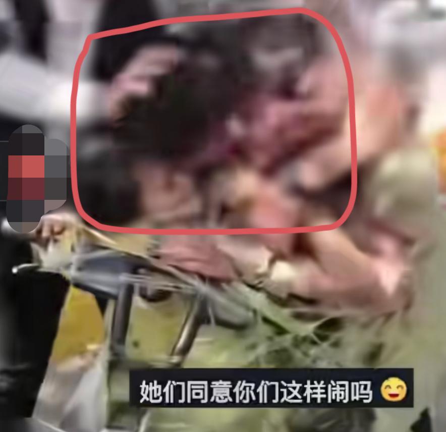 看到这两个被绑在电单车上的伴娘，简直都被震惊了！不是因为还有这么恶俗的婚闹，