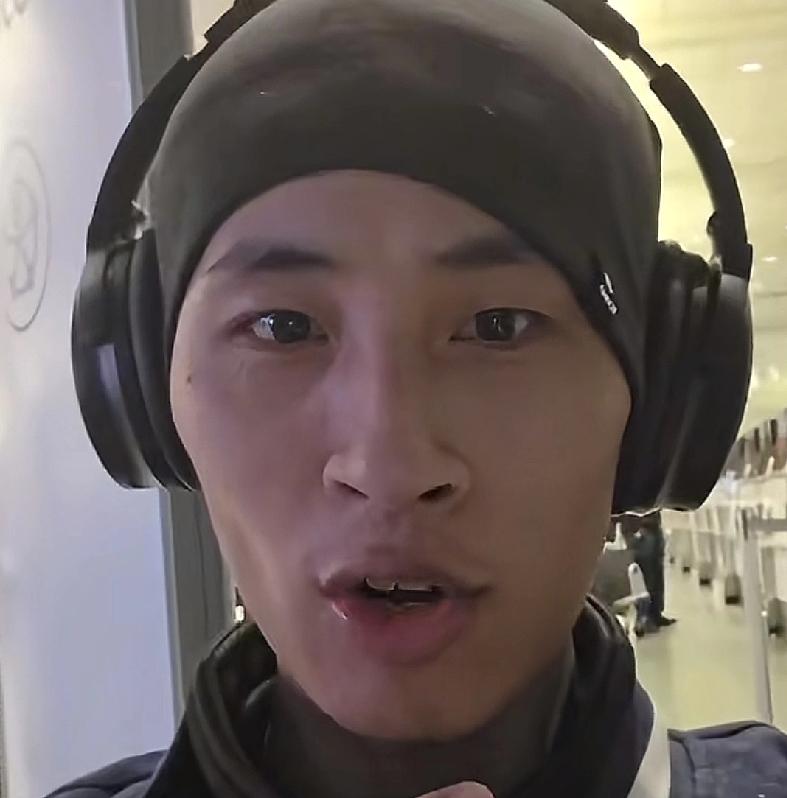 张云鹏原名沈华柏，1997年出生，4岁的时候走丢被沈阳孤儿院收留，9岁被加拿大夫