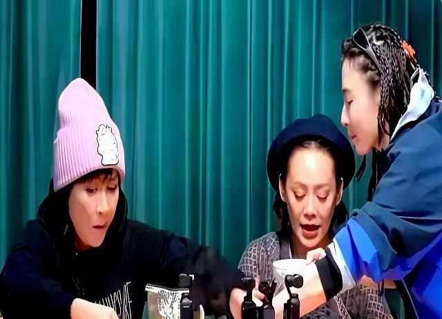 16岁的谢振轩拖着箱子去了澳大利亚，没开记者会，没发长文，就这么安安静静去了妈妈