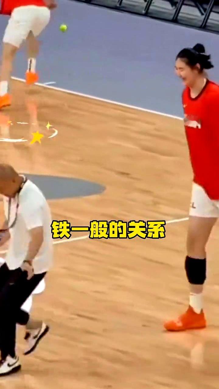 别再瞎猜了，人家那叫训练！中国女篮新星张子宇，训练时跟男陪练在...