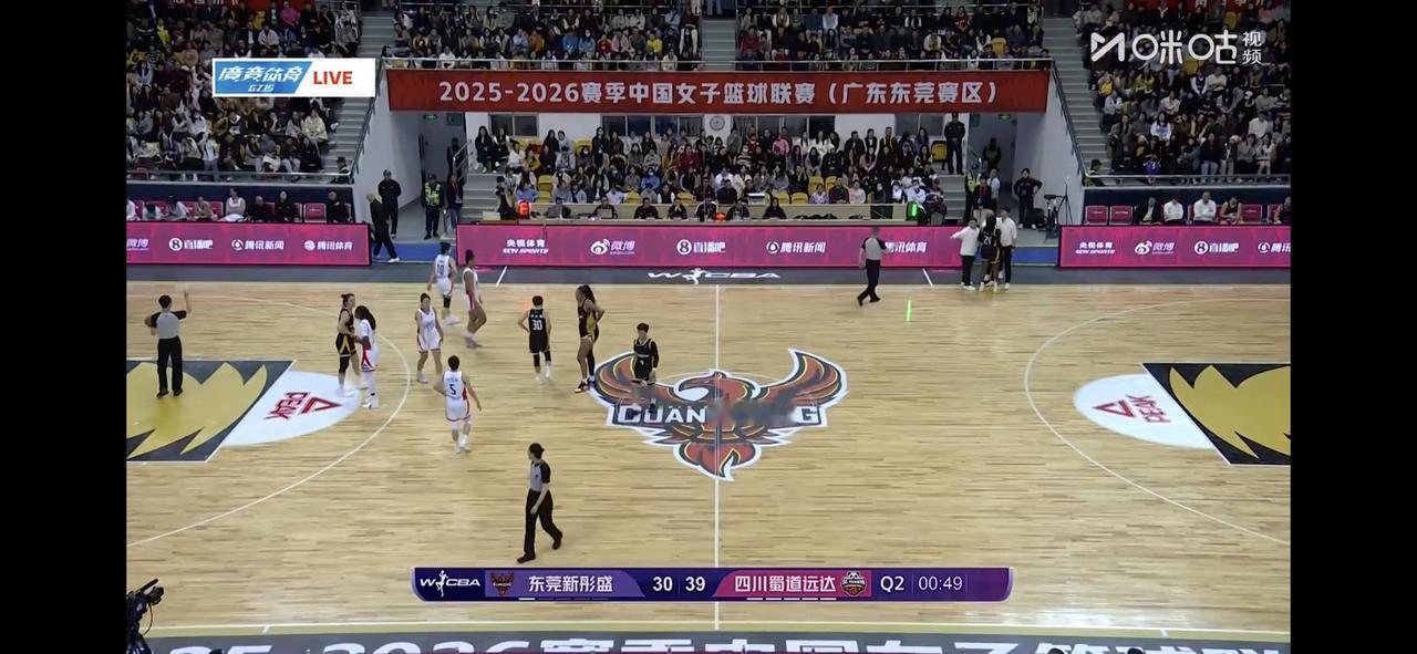 年轻的黄教练在场上大发雷霆！昨晚四川女篮和东莞女篮的比赛中，在第二节剩下最后