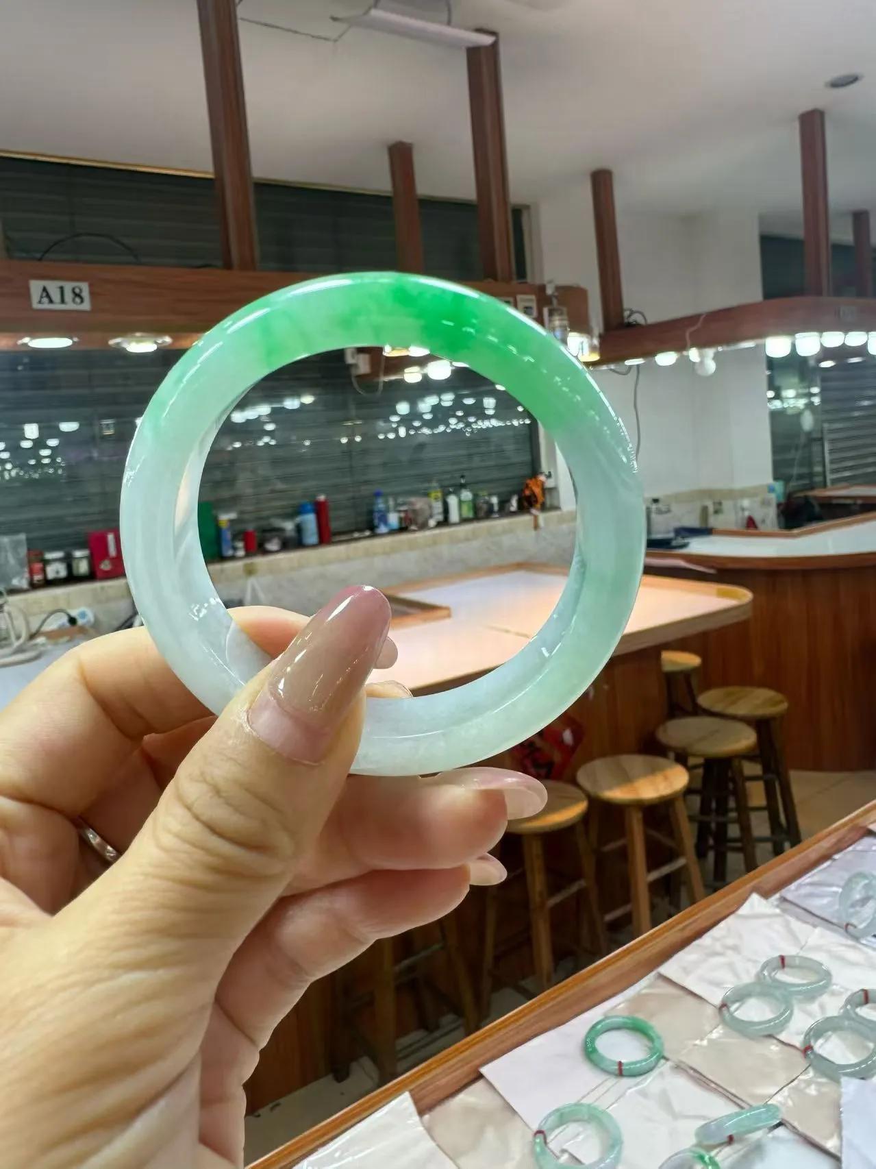 过万的翡翠是不是收藏级别的?不一定别被价格忽悠了！过万翡翠绝对达不到真正的收藏级