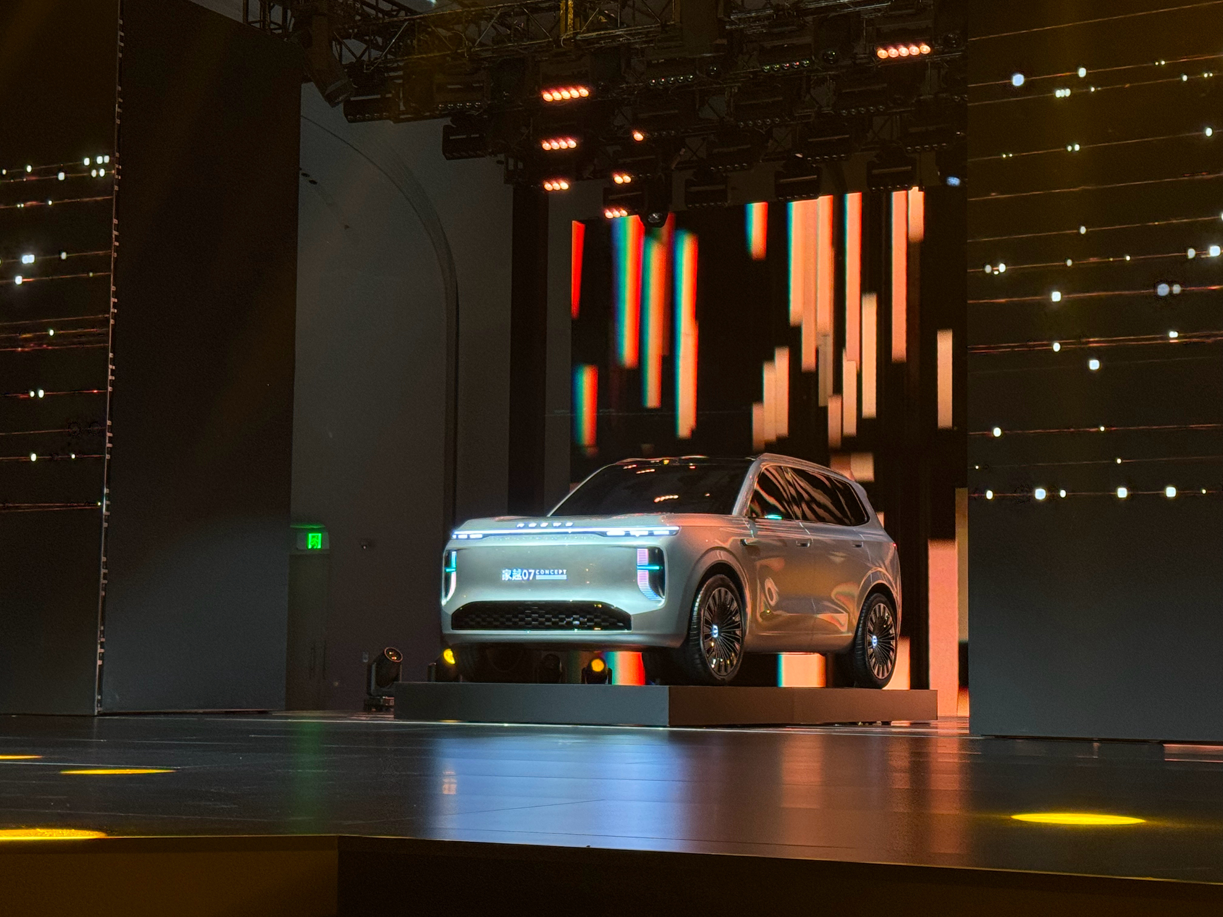 荣威家越系列的三款概念车。家越06，07，09，三台都是SUV，车子看起来挺