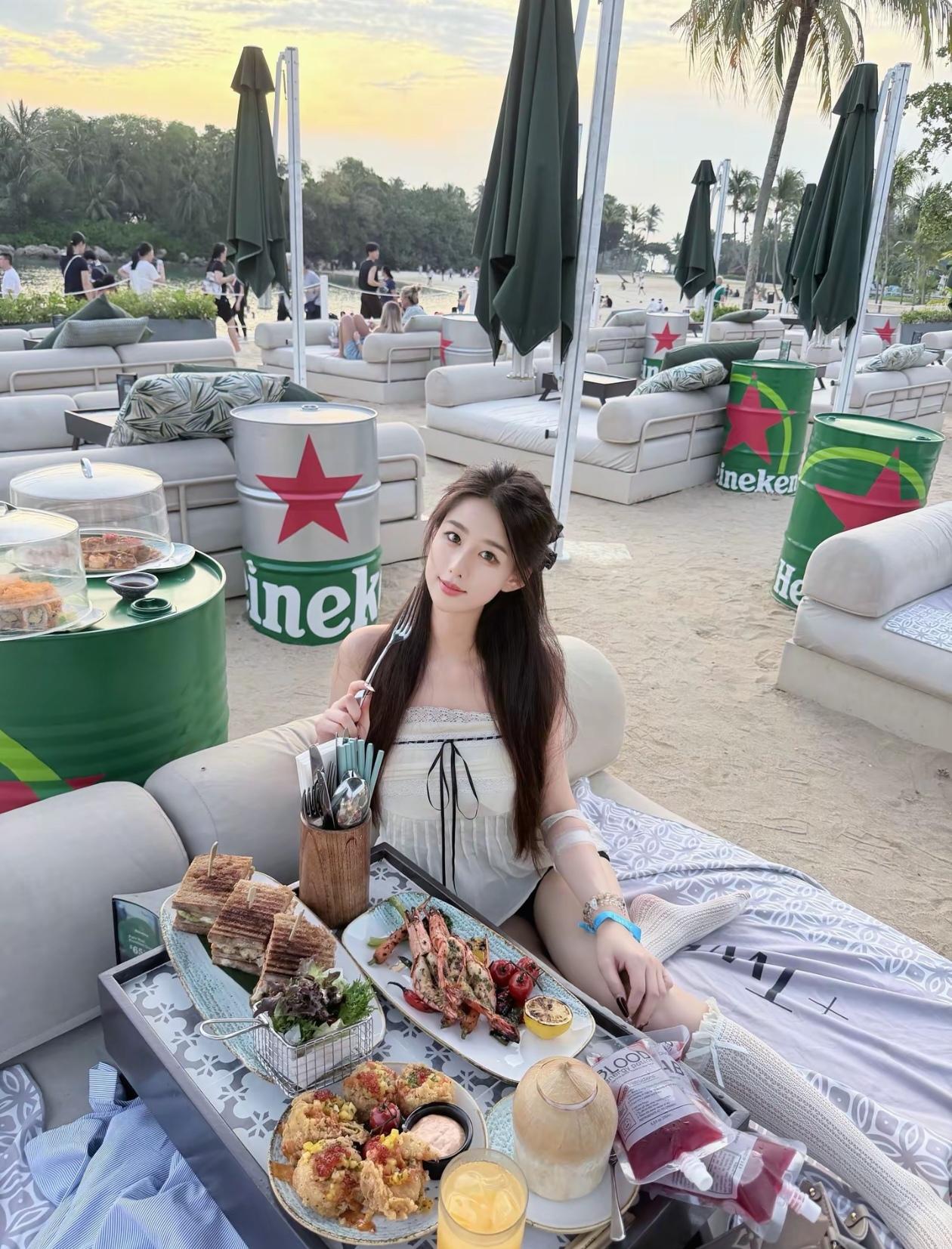 在海滩上享受美食和美景。