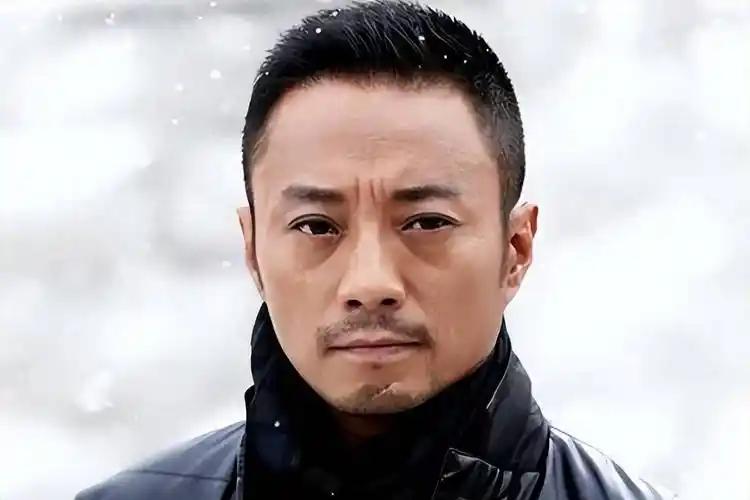 2001年，张涵予20万买了一张罗汉床，好友马未都来家里赏玩，没想到他一看见这床