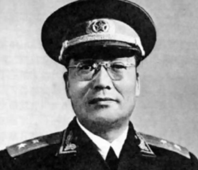 1948年8月，韩练成在何应钦要对他下毒手之际，乘坐关麟征的车离开南京。到苏州后
