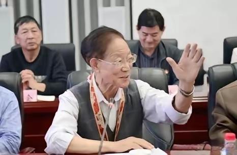 “我老了，不需要那么多钱。”2020年，一生抠门的大学教授王泽霖，却大手一挥捐出