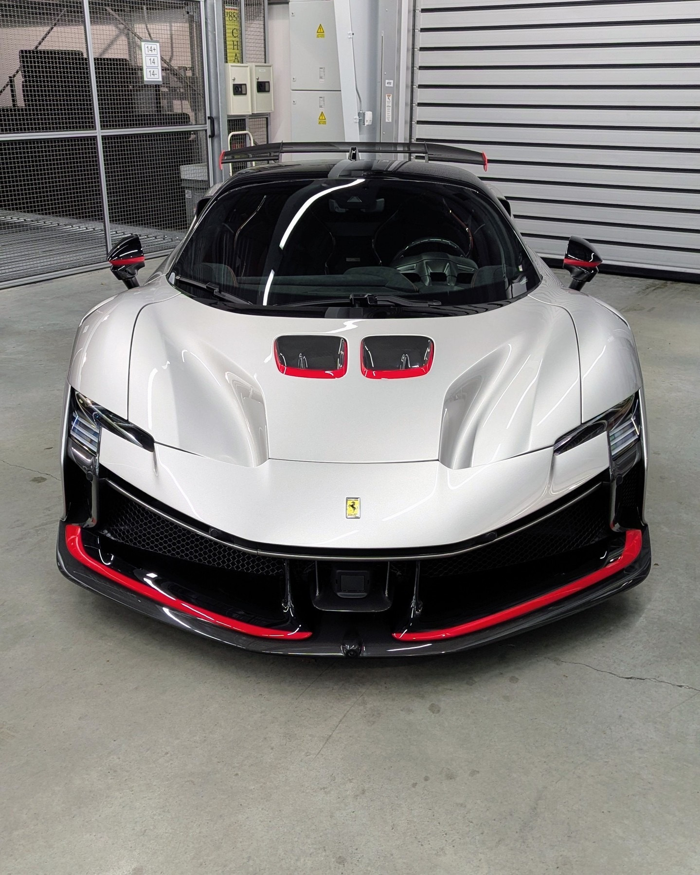 最新交付SF90XXStradale油漆：RossoScuderia